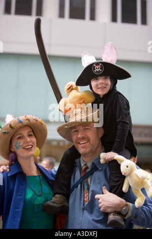 Eine Familie in Tracht für das New York City Easter Parade Stockfoto