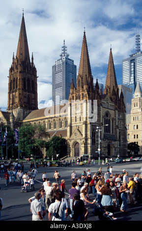 St Pauls Cathedral mit Menschen über die Straße, Melbourne, Australien Stockfoto