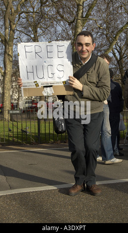 Mann mit einem Free Hug-Schild an die Lautsprecher s Ecke Hyde Park London Stockfoto