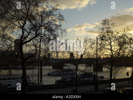 Verkehr entlang der Themse im Morgengrauen, Zentral-London Stockfoto
