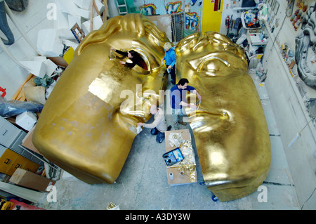 Künstler im Studio Erstellen einer riesigen BAFTA-Maske für die 2007 British Academy of Film and Television Arts Award. Stockfoto