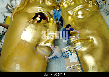 Künstler im Studio Erstellen einer riesigen BAFTA-Maske für die 2007 British Academy of Film and Television Arts Award. Stockfoto