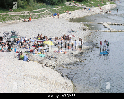 Die Menschen Sie versammeln sich für BBQ und Baden an der Isar in München Stockfoto