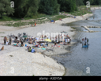 Die Menschen Sie versammeln sich für BBQ und Baden an der Isar in München Stockfoto