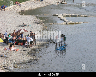 Die Menschen Sie versammeln sich für BBQ und Baden an der Isar in München Stockfoto