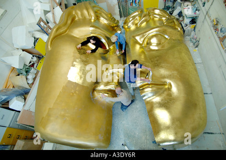 Künstler im Studio Erstellen einer riesigen BAFTA-Maske für die 2007 British Academy of Film and Television Arts Award. Stockfoto