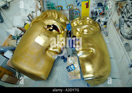 Künstler im Studio Erstellen einer riesigen BAFTA-Maske für die 2007 British Academy of Film and Television Arts Award. Stockfoto