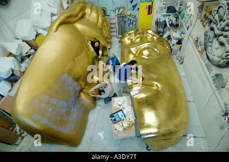 Künstler im Studio Erstellen einer riesigen BAFTA-Maske für die 2007 British Academy of Film and Television Arts Award. Stockfoto