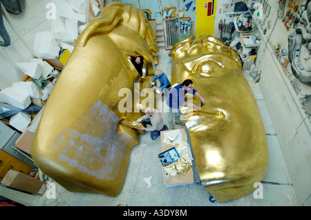 Künstler im Studio Erstellen einer riesigen BAFTA-Maske für die 2007 British Academy of Film and Television Arts Award. Stockfoto