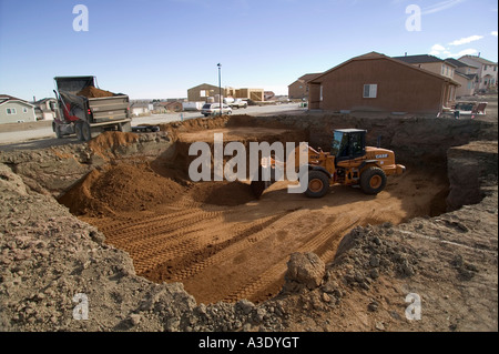 Frontlader, Graben Stiftung Wohnungsbau Site, Colorado Springs, Colorado, USA Stockfoto