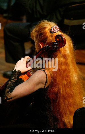Frau, Rückansicht, mit langen roten Haaren Cellospiel in New Zealand Symphony Orchestra Stockfoto