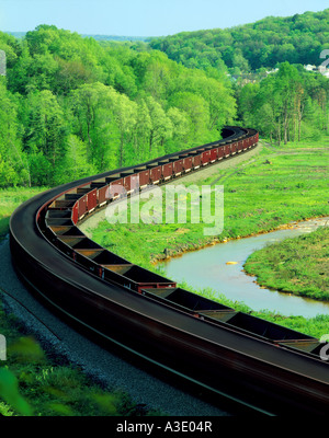 Kohle Autos schlängeln sich durch Kohle Zug durchläuft Johnstown Flut nationale Gedenkstätte, Johnstown, Pennsylvania, USA Stockfoto