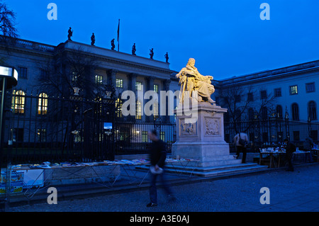 Die Humboldt-Universität und die Statue von Wilhelm von Humboldt in der Nacht, Berlin, Deutschland Stockfoto