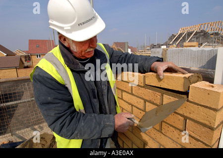 Ein erfahrener Maurer bei der Arbeit auf einer Baustelle. Stockfoto