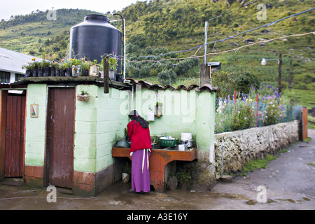 GUATEMALA CAPELLANIA Young indigene Maya Quiche Frau wäscht Gerichte bei einer Outdoor-Waschbecken oder pila Stockfoto