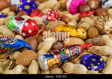 Verschiedene Arten von Nüssen mit Weihnachten Schokolade Stockfoto