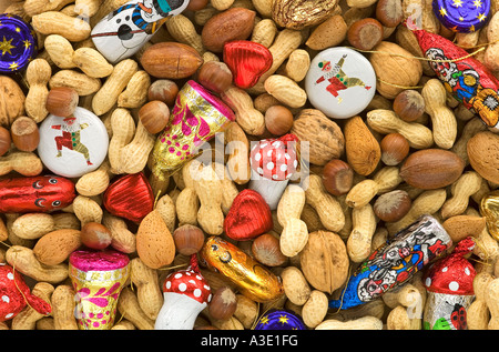 Verschiedene Arten von Nüssen mit Weihnachten Schokolade Stockfoto