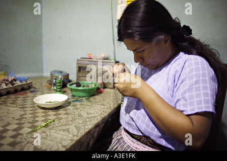 GUATEMALA SAN PEDRO LA LAGUNA Young Tzutujil indigenen Maya-Frau in traditioneller Kleidung als Haushälterin beschäftigt Stockfoto