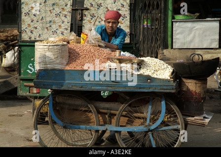 Straßenhändler in Delhi Verkauf Nüssen und popcorn Stockfoto