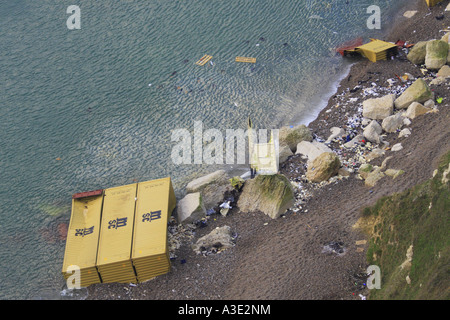 Branscombe Strand Devon Verschmutzung und zertrümmerte Fracht von See-Container vom Schiff MSC Napoli Januar 2007 Stockfoto