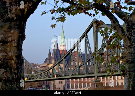 Eiserne Brücke ("Eiserner Steg"), Seitenansicht Sachsenhausen in Richtung Roemerberg, Frankfurt am Main, Hessen, Deutschland Stockfoto