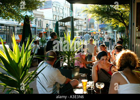 Neuseeland, Wellington, Menschen sitzen am Straßencafé sprechen, Flachs Büsche in Wannen, Courtenay Place Stockfoto