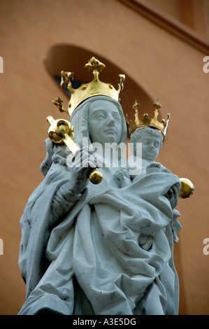 Madonna-Figur der gekrönte Maria mit Jesus als Kind vor Franziskaner Kirche Ingolstadt Bayern Deutschland Stockfoto