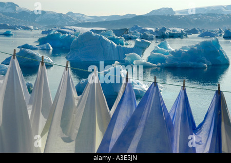 Wäscheleine mit Wäsche vor Eisbergen im Sermilik Fjord Tiniteqilaaq Eastgreenland Stockfoto