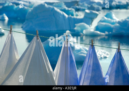 Wäscheleine mit Wäsche vor Eisbergen im Sermilik Fjord Tiniteqilaaq Eastgreenland Stockfoto