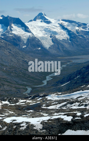 Schnee Felder Glaciercapped Berge Fluss im Tal Ikaasaalap Ilinnera Eastgreenland Stockfoto