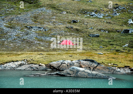 Einsame rote Zelt über dem Ufer des Qinngertivaq Fjord Eastgreenland Stockfoto