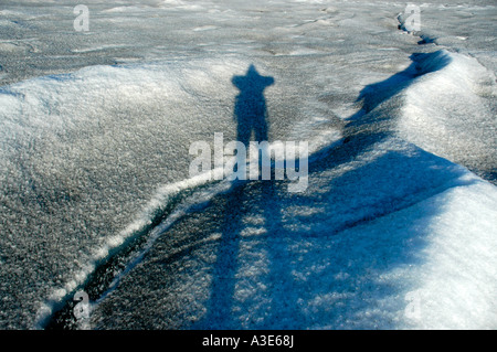 Schatten eines Menschen auf Inlandeis Schild Apuserserpia Gletscher Eastgreenland Stockfoto