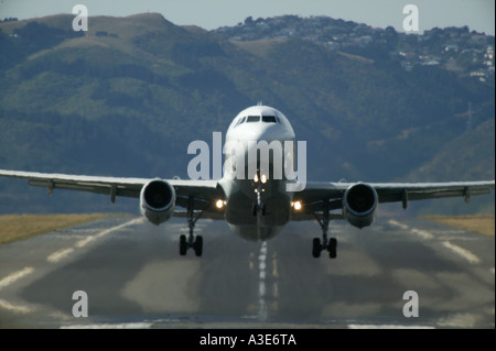 Airbus A320 von Air NZ ausziehen Flughafen Wellington Suche entlang der Start-und Landebahn mit Hitze Dunst, Neuseeland Stockfoto
