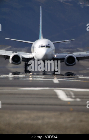 Boeing 737 der Air NZ Rollen nach der Landung am Flughafen Wellington, Suche entlang der Start-und Landebahn mit Hitze Dunst, Neuseeland Stockfoto
