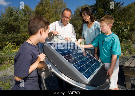 Familie mit mit Solar-Panel-Display am Zentrum für Alternative Technologie, Machynlleth, Wales Stockfoto