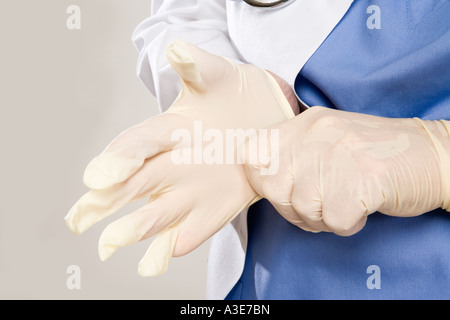 Medizinisches Fachpersonal ihre Hände Latex- oder Handschuhe anziehen. Stockfoto