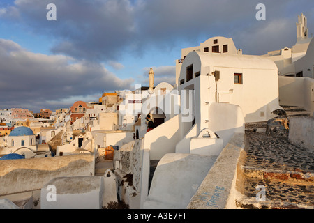 Das Dorf Oia mit seiner typisch kykladischen Architektur ist auch sehr schön bei Sonnenaufgang, Oia, Santorini, Griechenland Stockfoto