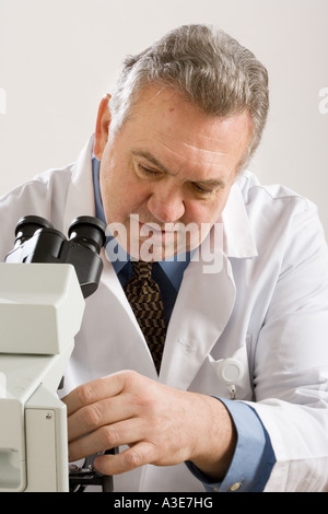 Forschung stellt seine Mikroskop. Stockfoto