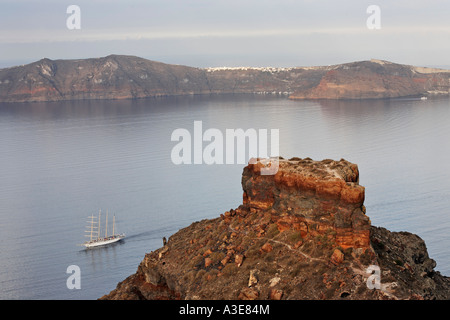 Ein Segelschiff und die Felsen namens Skaros, Imerovigli, Santorin, Griechenland Stockfoto