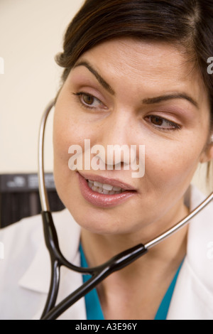Ärztin mit einem Stethoskop während einer Prüfung Stockfoto