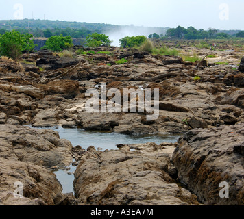 Flussbett des Sambesi-Flusses in der Nähe der Victoria Fälle während der trockenen Jahreszeit, Livingstone, Sambia Stockfoto