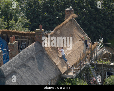 Thatchers arbeiten an re thatching Haus in happisburgh, Norfolk, Osten, Anglia, Großbritannien Stockfoto