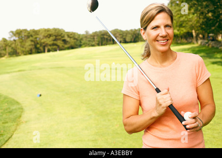 Porträt einer reifen Frau mit einem Golfclub und ein Golfball Stockfoto
