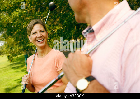 Reife Frau und ein reifer Mann mit Golfschläger Stockfoto