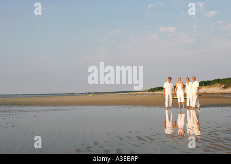 Älteres paar stehend mit einer Mitte erwachsenen Frau und einem reifen Mann am Strand Stockfoto