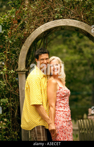 Porträt von ein älteres Paar in einem Park stehen und Lächeln Stockfoto