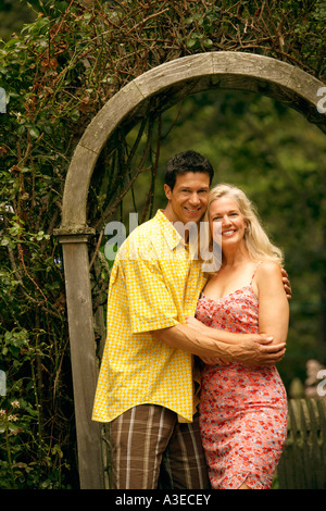 Porträt von ein älteres Paar im Park stehen und Lächeln Stockfoto