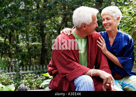 Ein reifer Mann und eine ältere Frau sahen einander lächelnd in Nahaufnahme Stockfoto