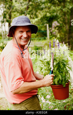 Porträt eines reifen Mannes, Gartenarbeit Stockfoto