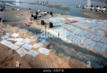 Arbeiter legen Sie Material zum Trocknen an den Ufern des Flusses Jamuna verläuft durch die Stadt Agra Indien Stockfoto